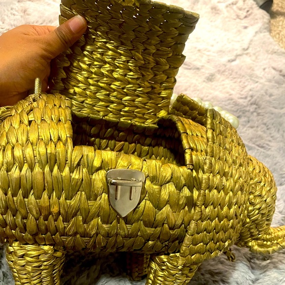 Unique Hand Woven Straw Elephant Purse with Beaded Pearl Handle - Picture 4 of 5